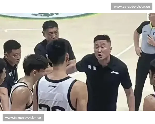 杜锋徐昕训练场冲突事件:战术分歧背后的代际博弈 杜锋徐昕训练场冲突事件:战术分歧背后的代际博弈