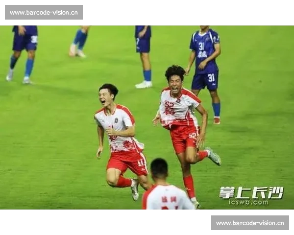 湘超首球!李章毓头球破门点燃贺龙体育场